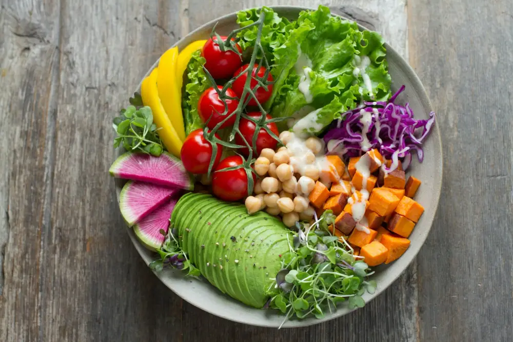 Ensalada fresca y colorida