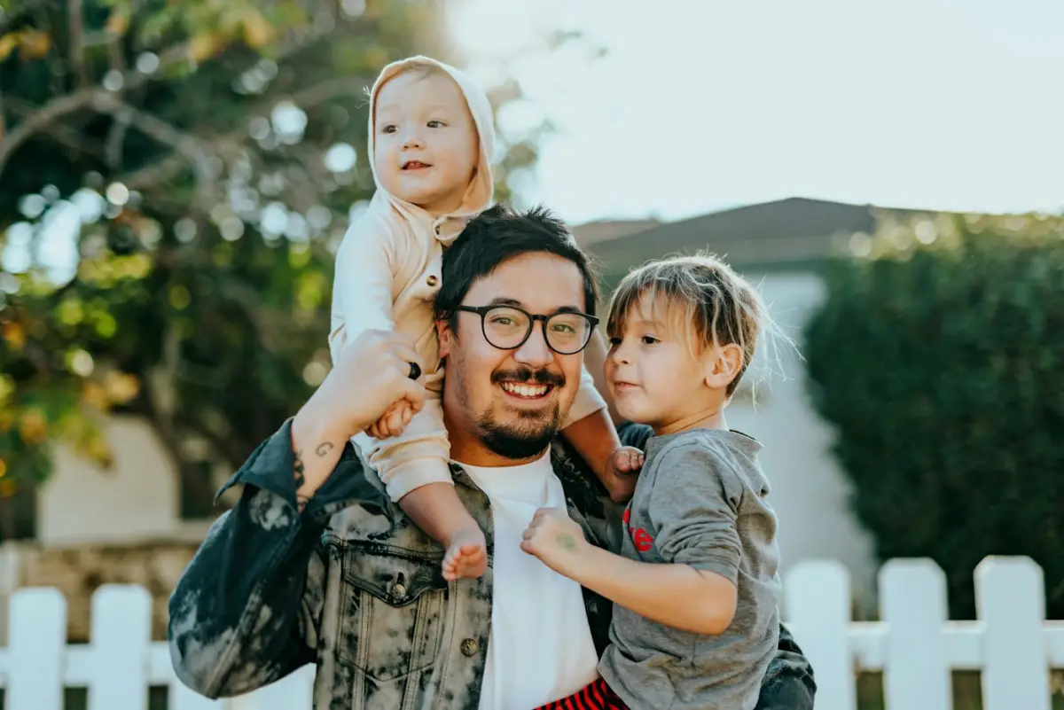 Padre con sus hijos pequeños sonriendo