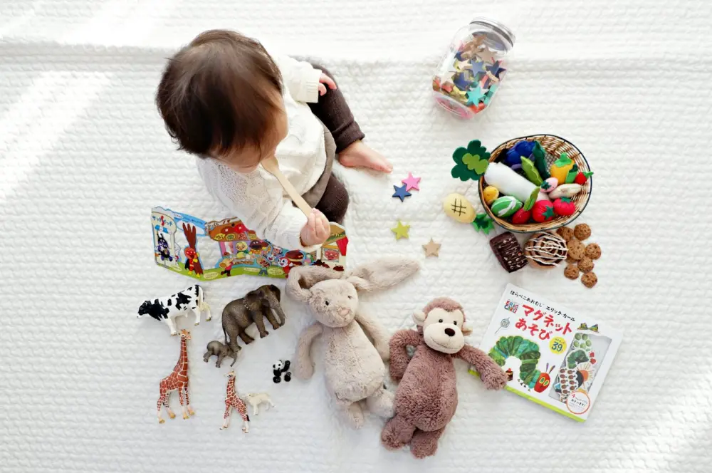 Niño pequeño jugando con juguetes de colores