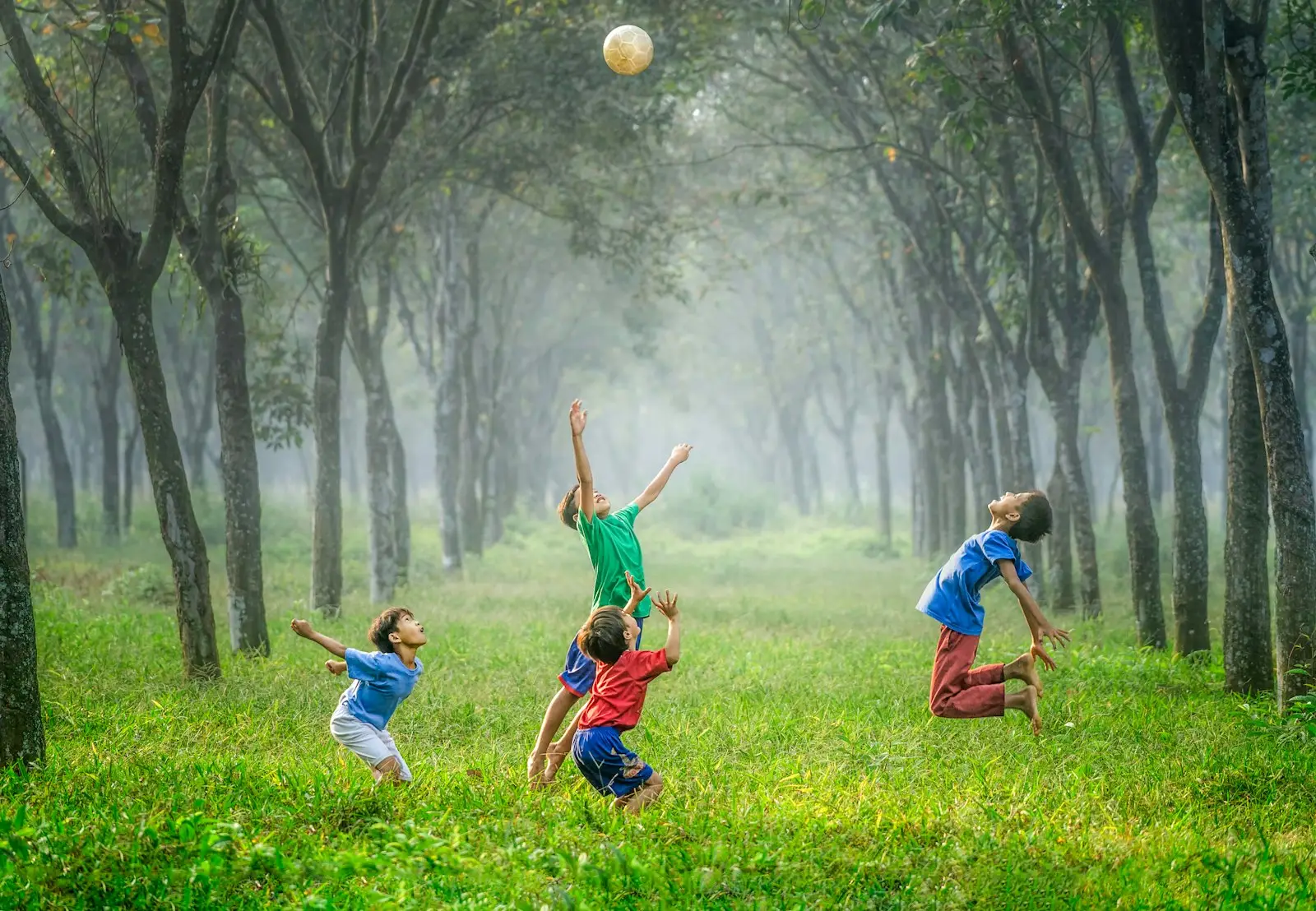 Niños jugando felices en un parque